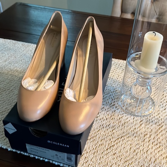 Gorgeous Cole Haan leather pump with cushy ache sole ! - Picture 2 of 2